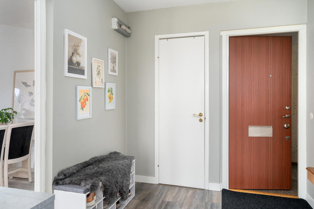 I hallen finns en klädkammare