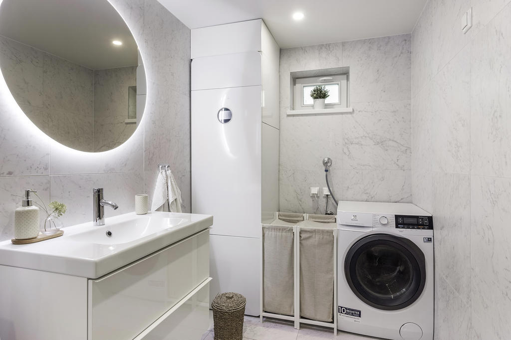 Helkaklat badrum med tvättmaskin