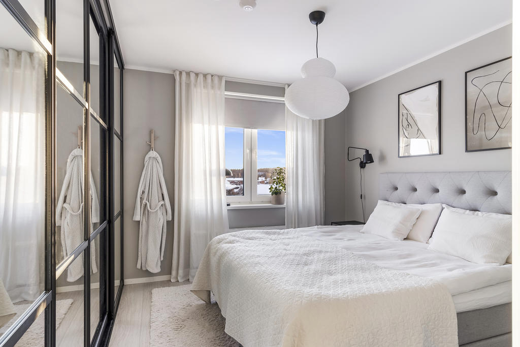 Sovrum 1 med gott om förvaring