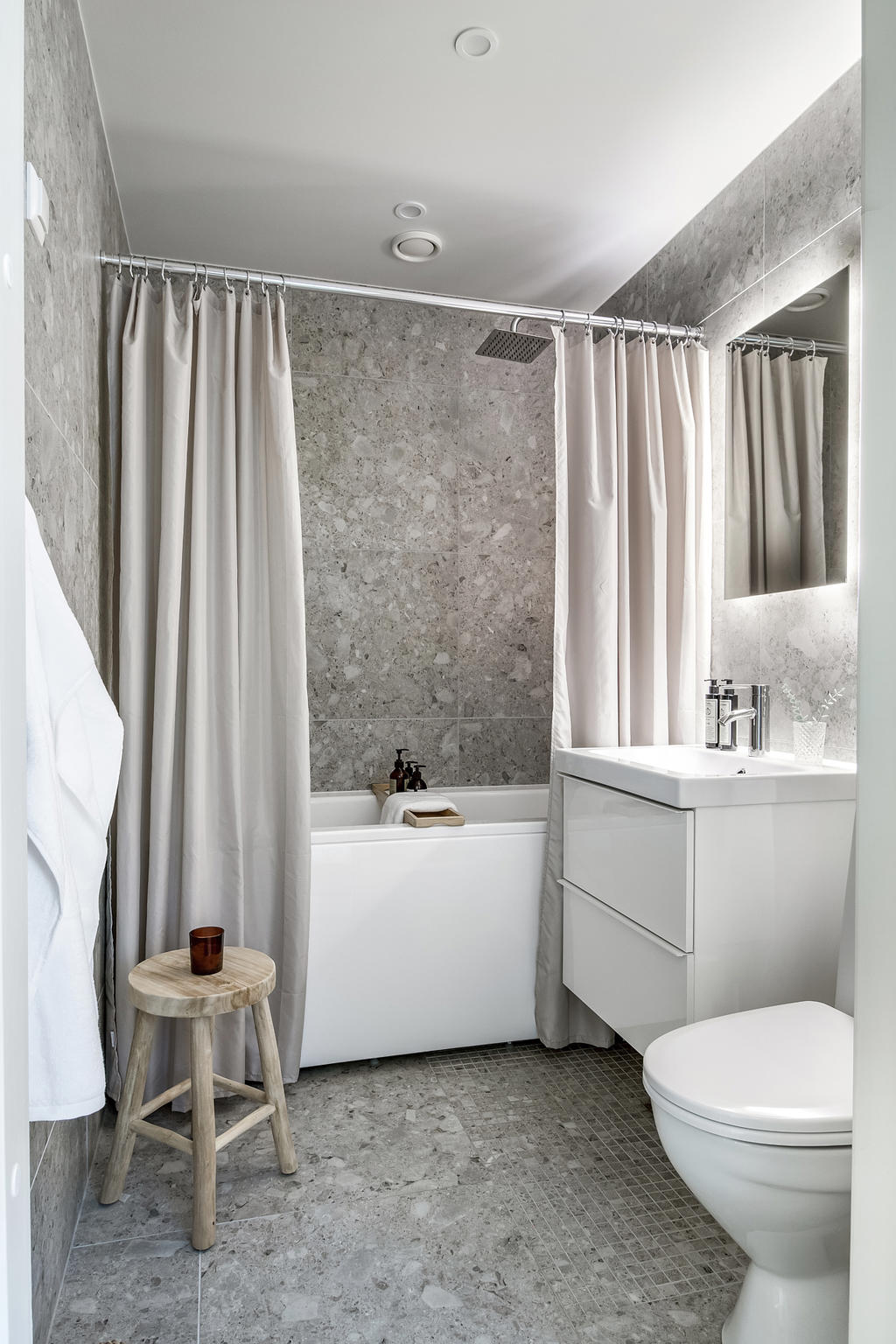 Helkaklat badrum övre plan