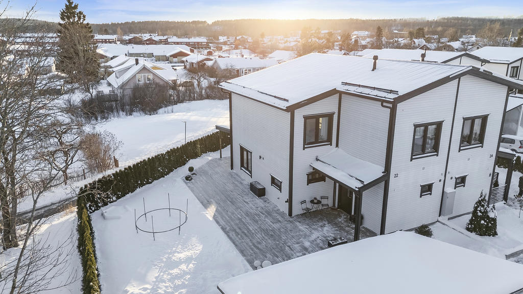 Hörnläge med stort trädäck runt bostaden