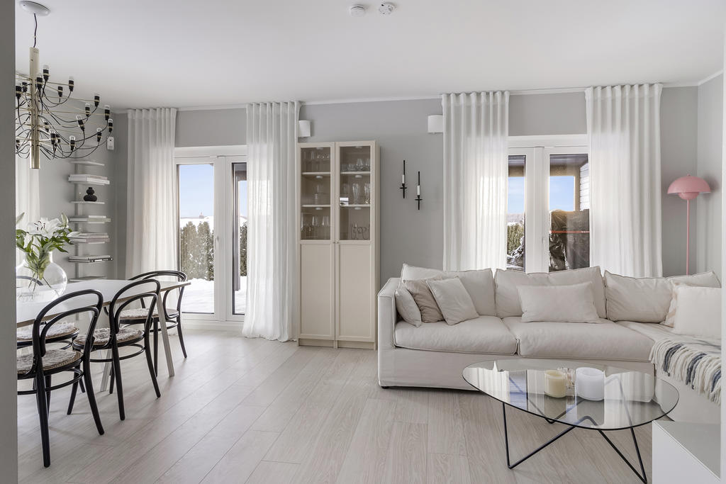 Vardagsrum med utgång till altan