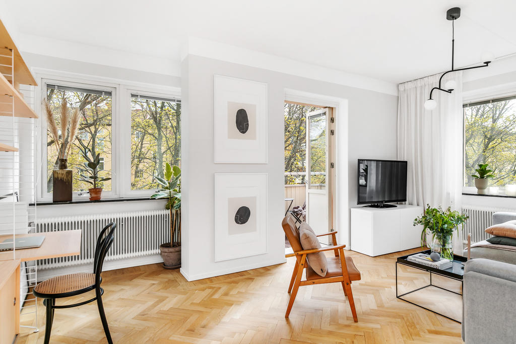 Vardagsrum med utgång till balkong