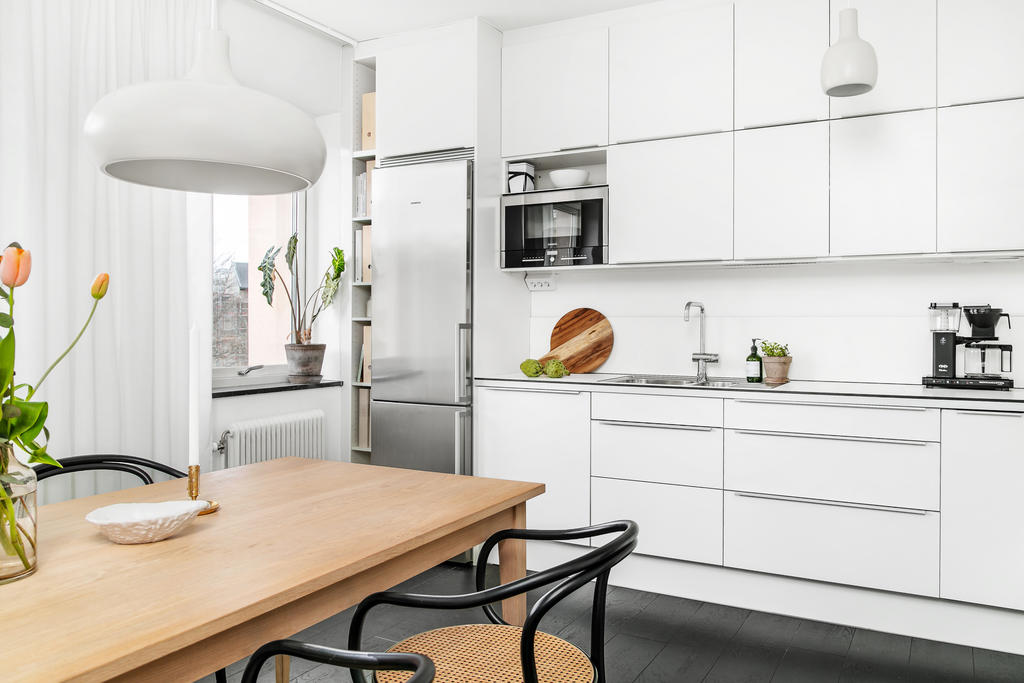 Kök med plats för stort matbord