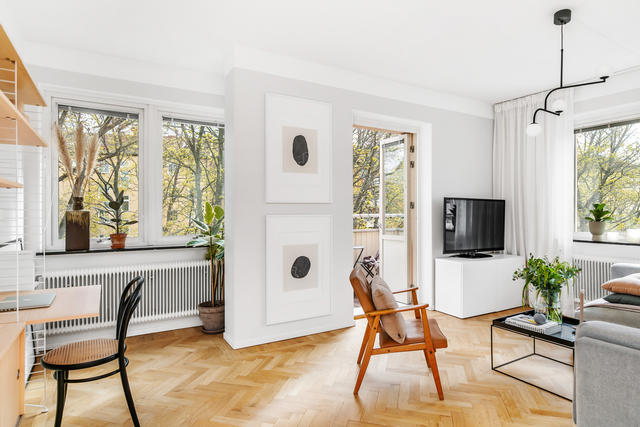 Vardagsrum med utgång till balkong