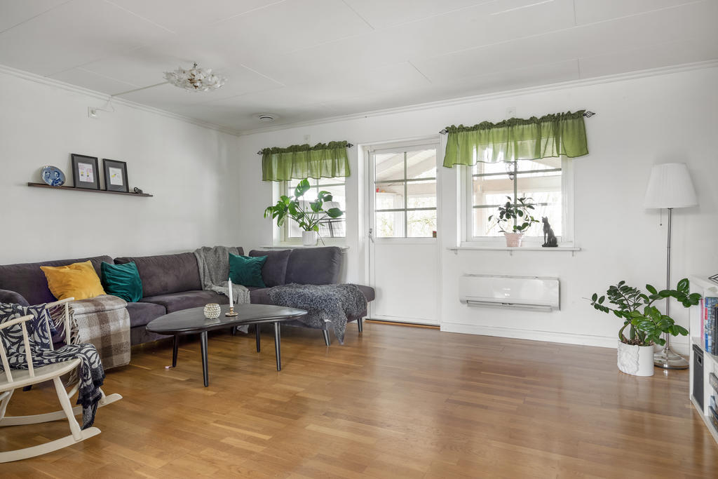 Vardagsrum med utgång till uterummet