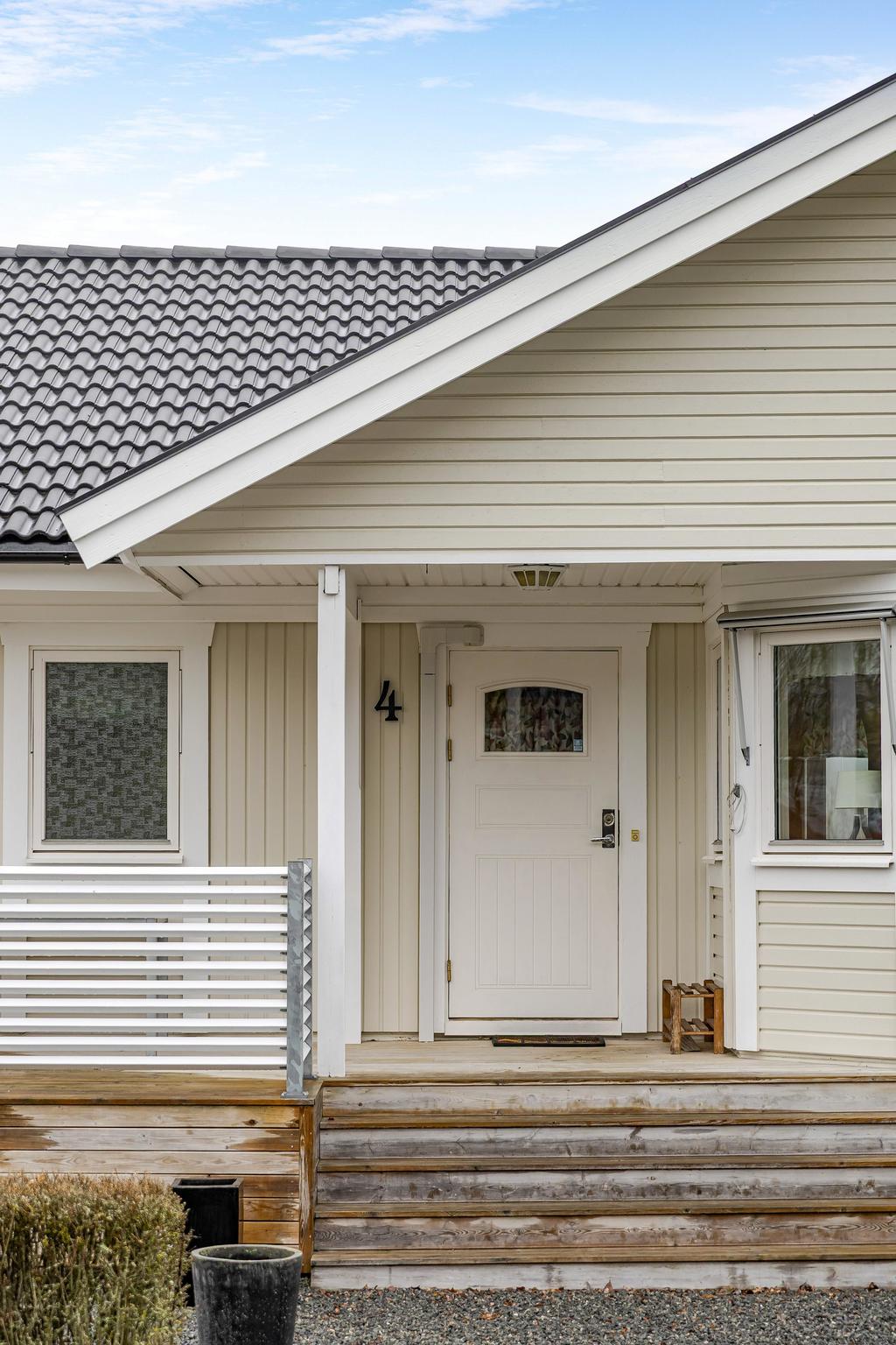 Entré med liten altan för morgonkaffet