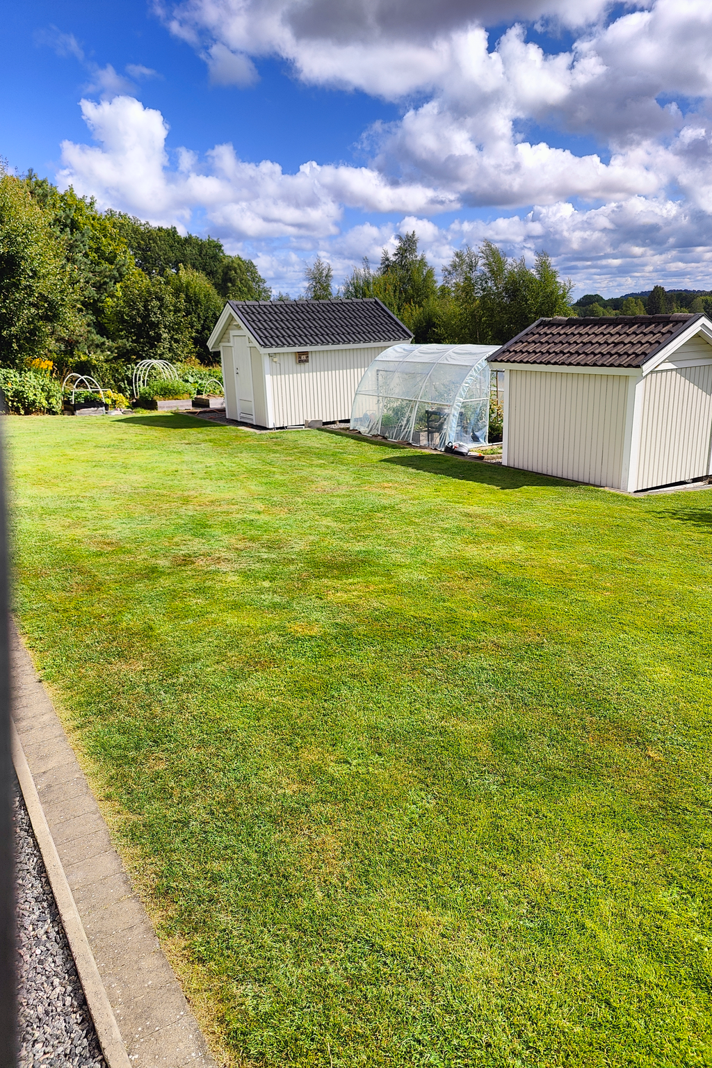 Fin baksidan med odlingar och växthus