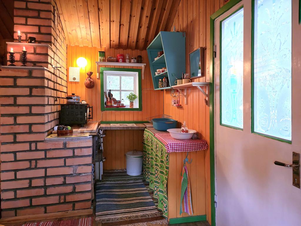 Här finns en vedspis och ytor för att kunna tillaga mat. 