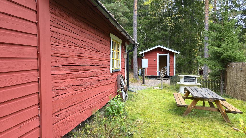 Vy utvändigt mot lillstugan. 