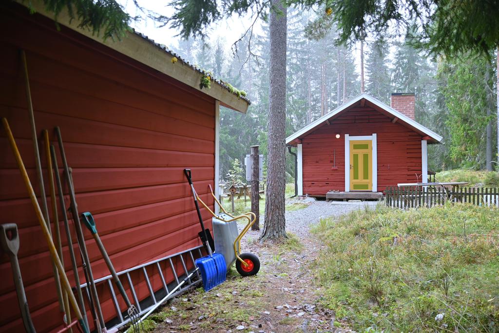 Vy från lillstugan mot storstugan. 