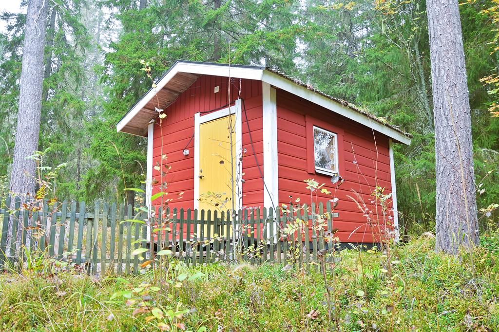 Lillstugan där det nu finns en WC med förbränningstoalett.