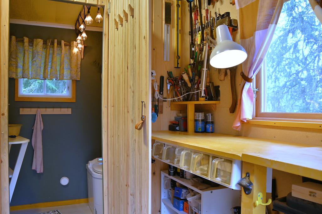 Snickarbod och förvaring finns det gott om i lillstugan. 