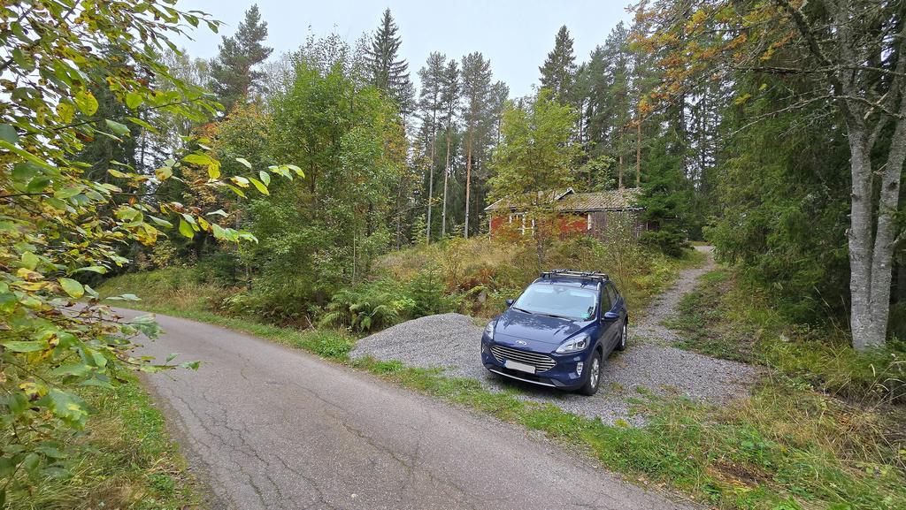 Grusad parkering nere vid vägen. 