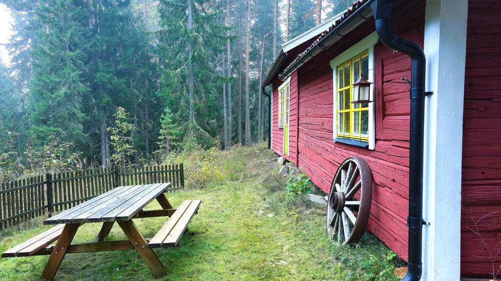 Vy utvändigt. Från allrummet finns det en altan dörr och plintar finns  i marken för den som vill bygga upp en altan. 