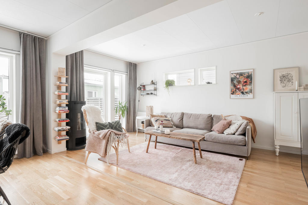 Vardagsrum med braskamin och utgång till altan