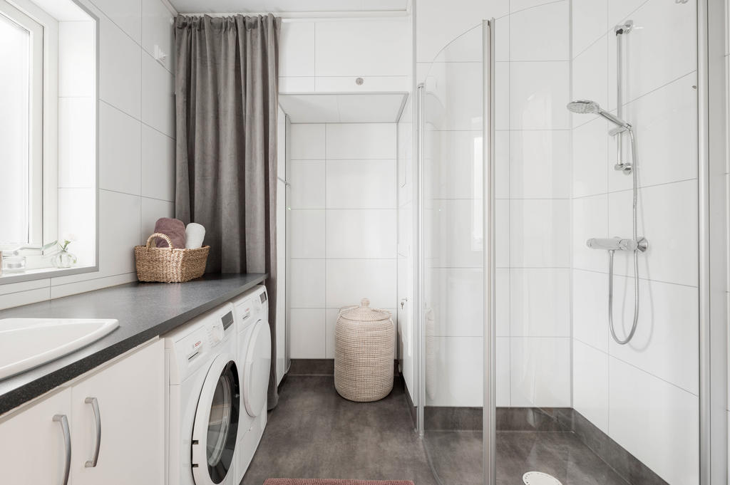 Badrum med tvättmaskin & torktumlare