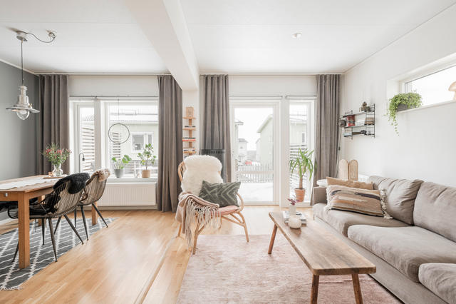 Vardagsrum med braskamin och utgång till altan