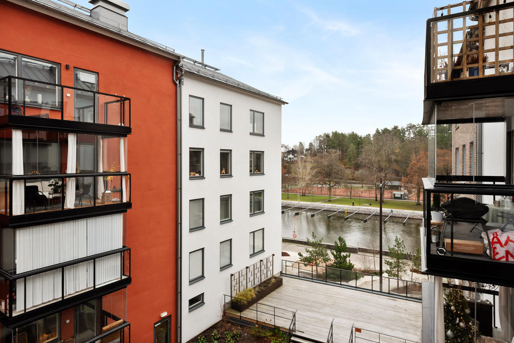 Vy ner mot hamnen och föreningens terrass