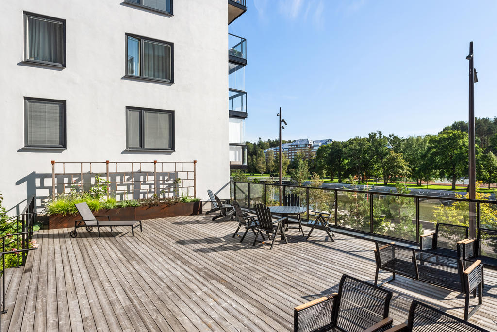 Föreningens altandäck, mot hamn