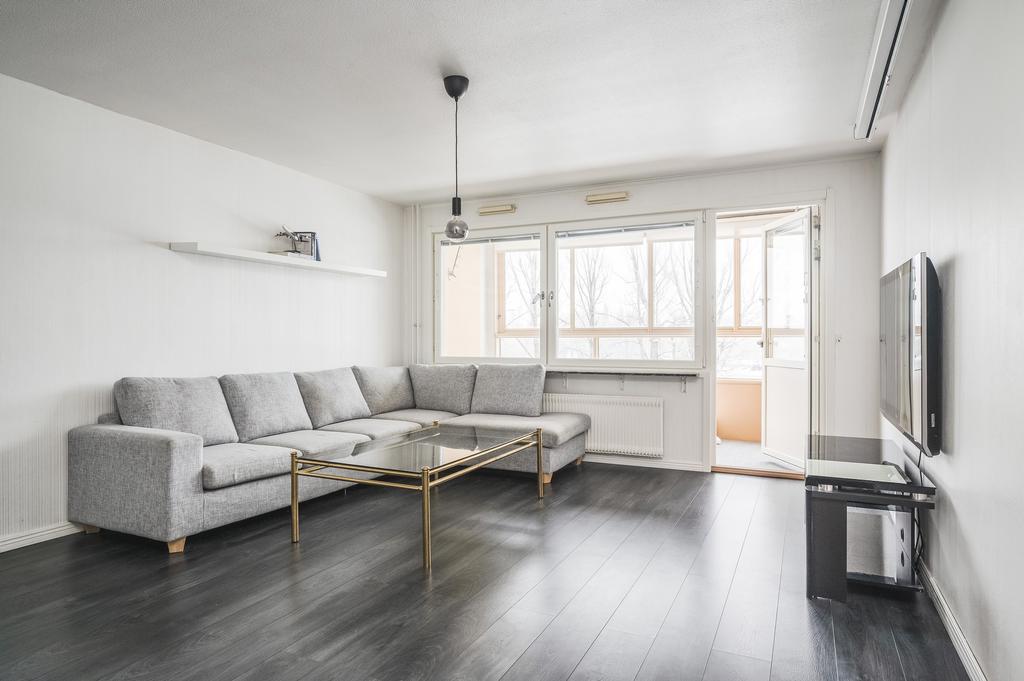 Vardagsrum med utgång till inglasad balkong