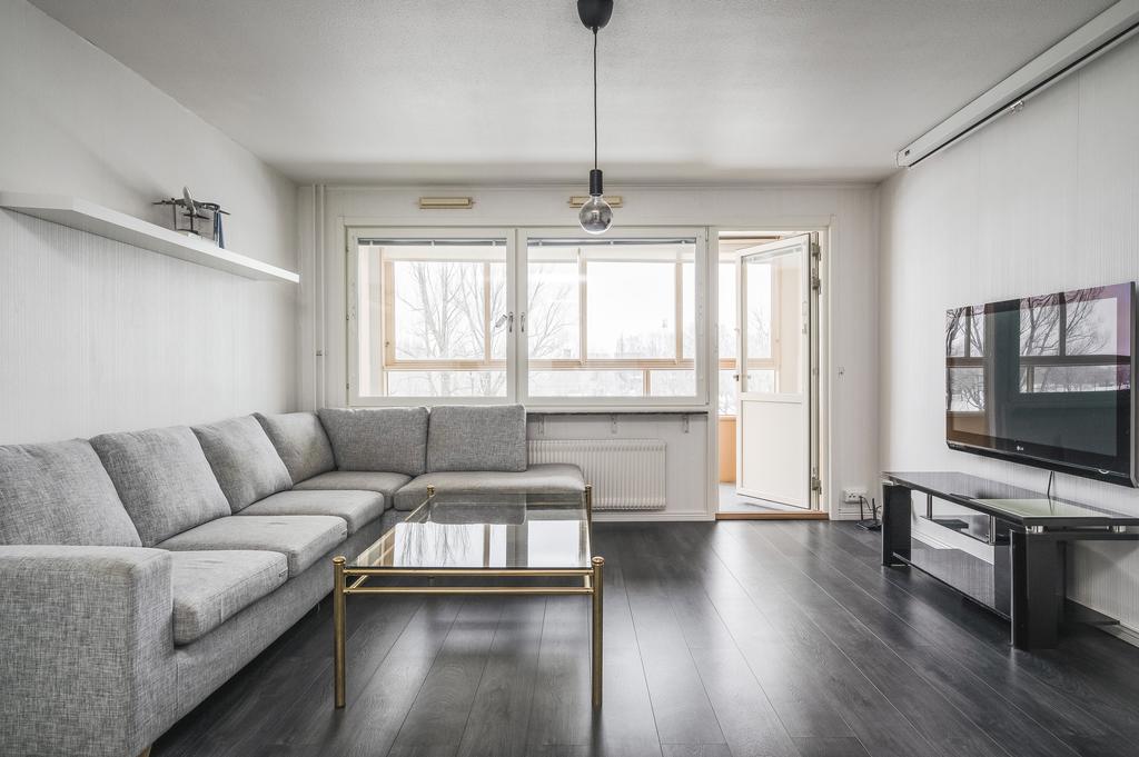 Vardagsrum med utgång till inglasad balkong