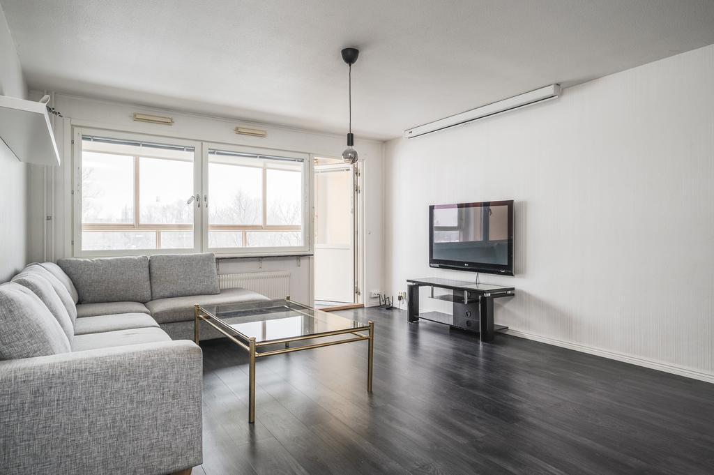 Vardagsrum med utgång till inglasad balkong