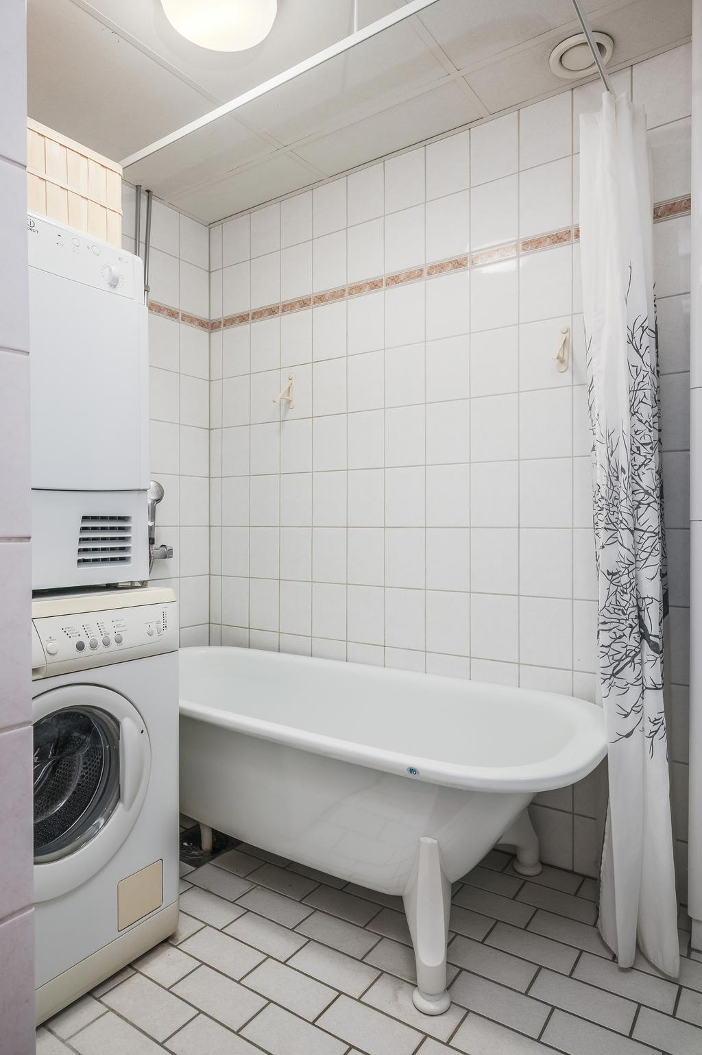 Badrum med tvättmaskin och torktumlare