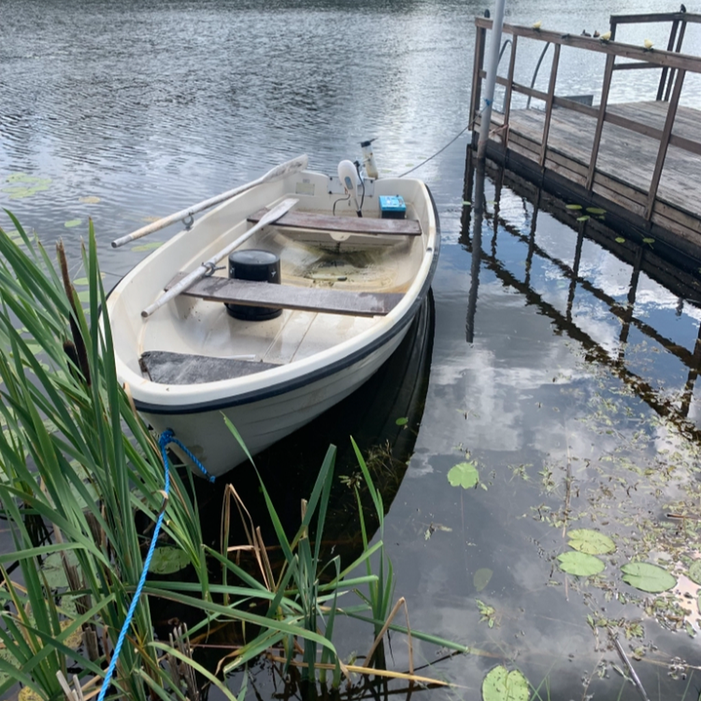 Båt vid badbrygga