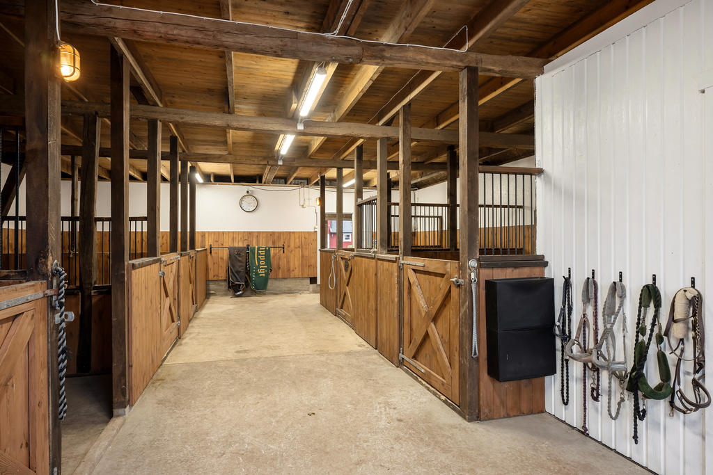 Vackert stall med platsbyggda boxar