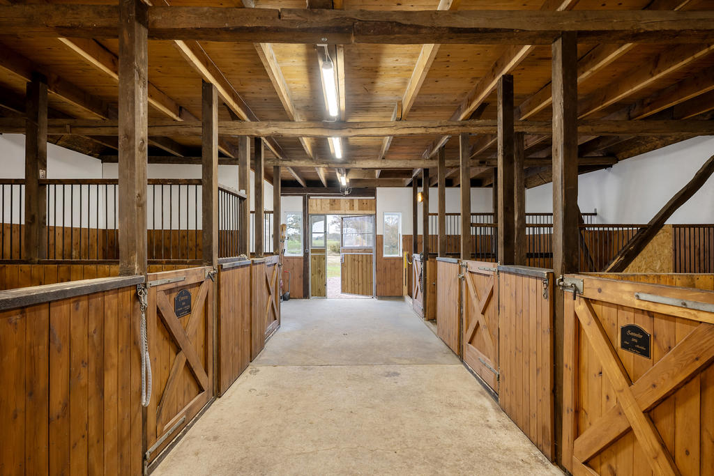 Stall med utgång till gårdsplan och hagarna