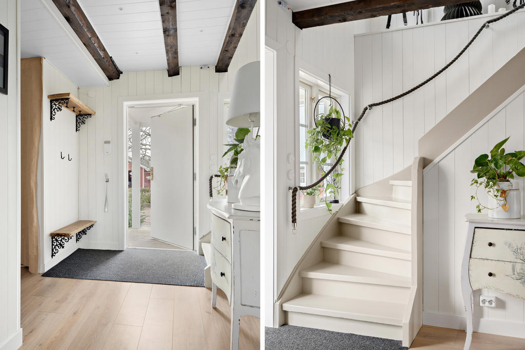 Välkomnande hall/entré med trappa upp till ovanvåningen