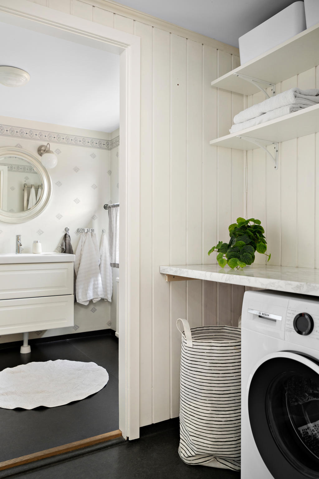 Nymålad tvättstuga med ny tvättmaskin