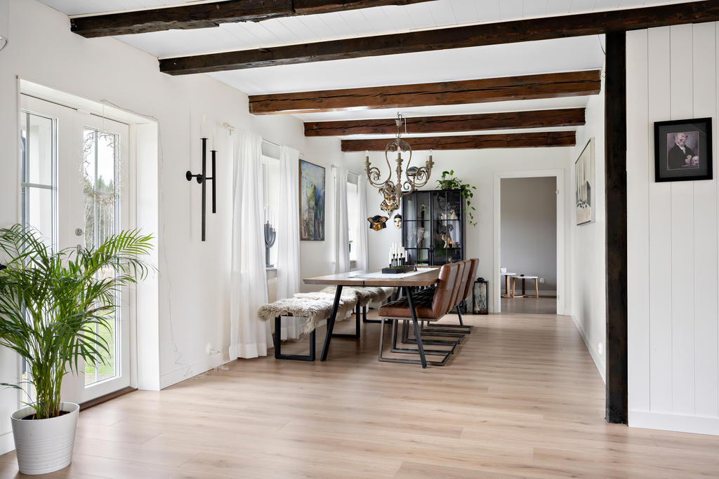 Ljust härligt matrum med synliga takbjälkar