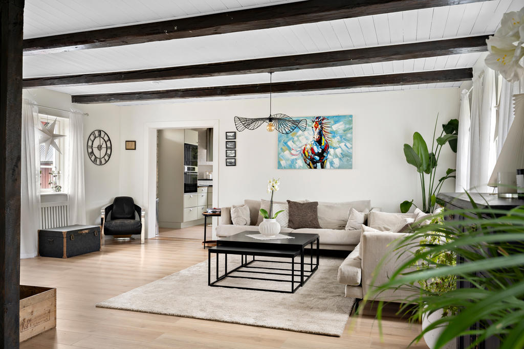 Vardagsrum med ingång till köket