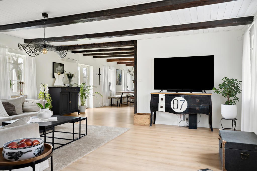 Öppen planlösning mellan vardagsrum och matrum