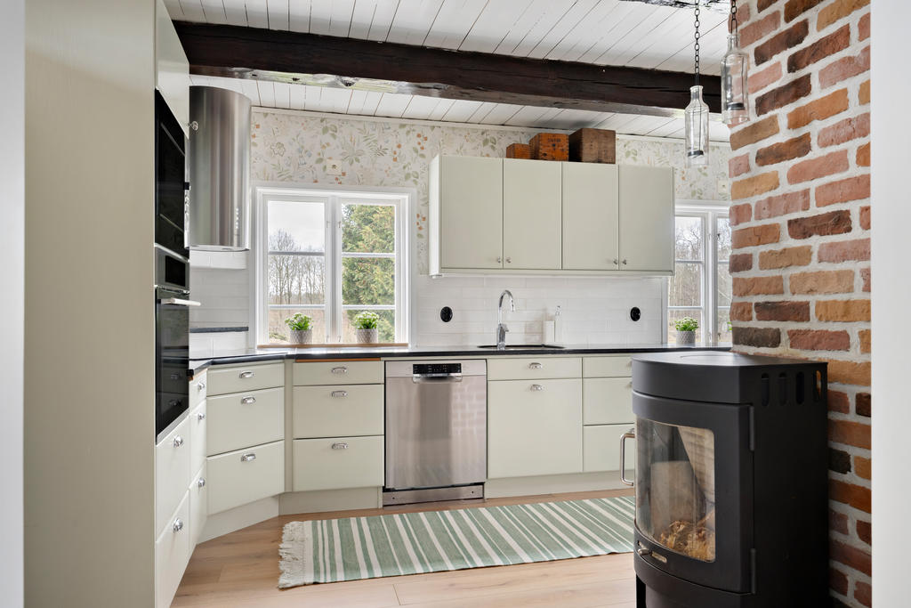 Kök med braskamin