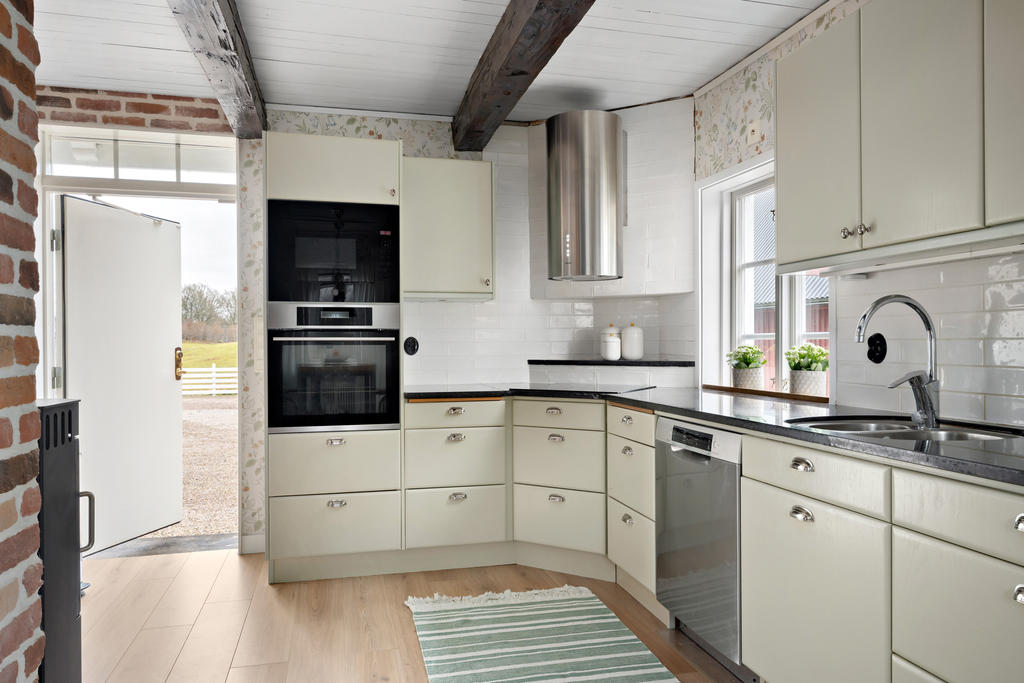 Utgång till gårdsplan från köket