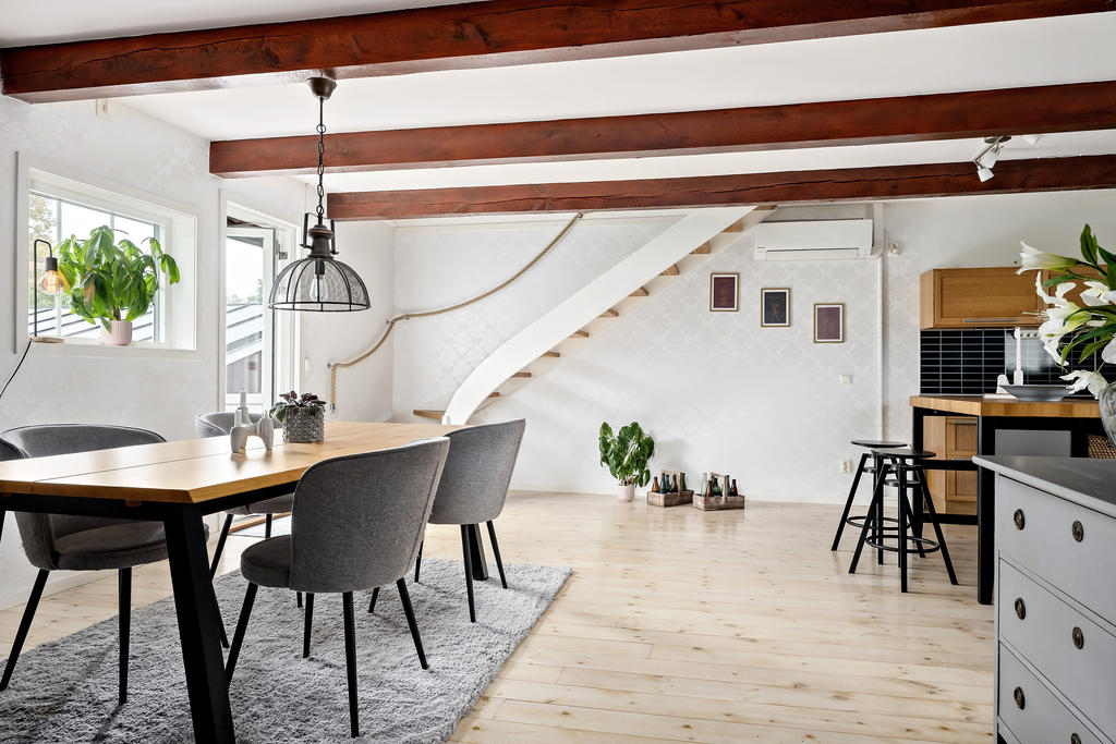 Lägenhet 2: Matrum/allrum med öppen planlösning in mot köket