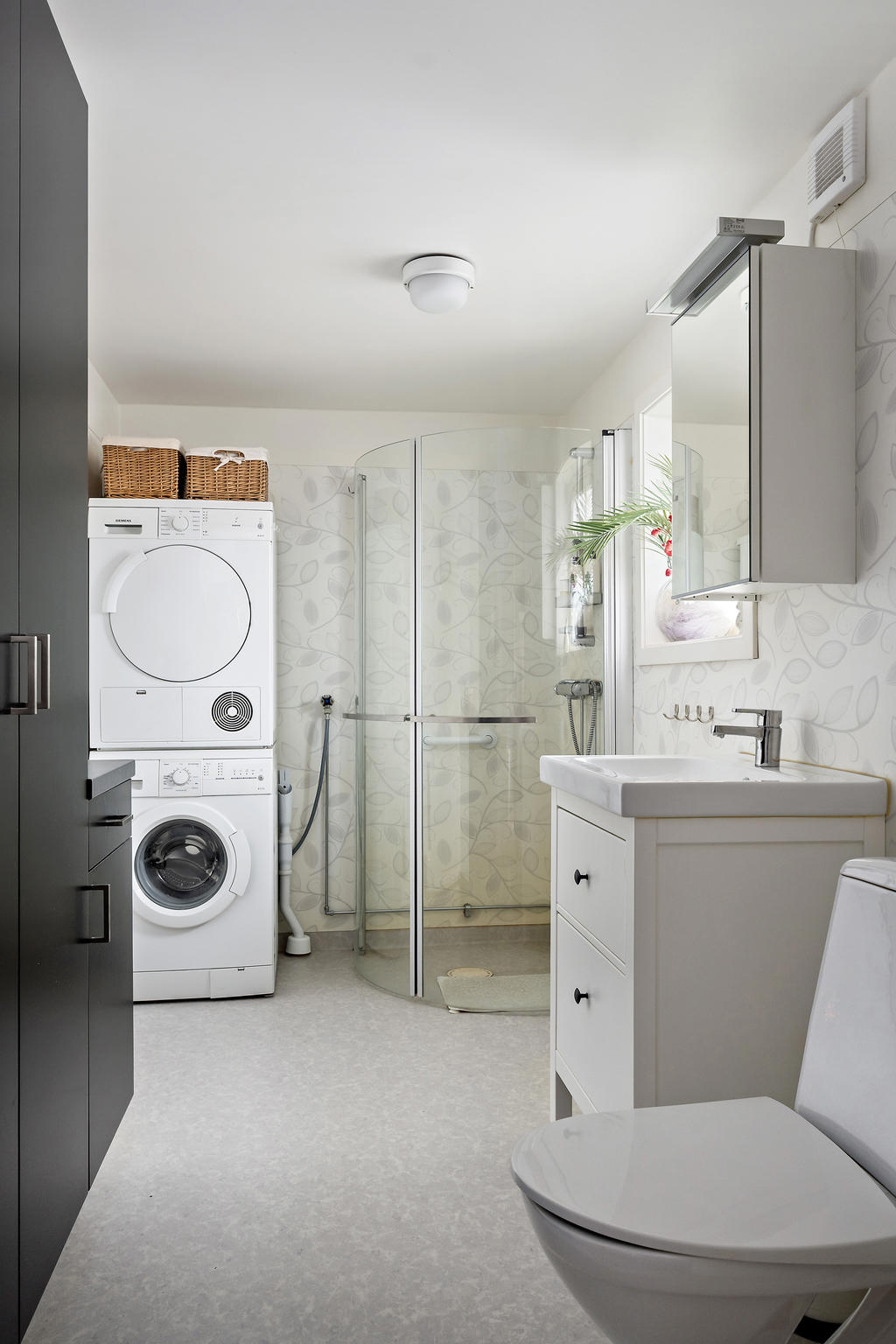 Lägenhet 1 : Badrum kombinerat med tvättstuga