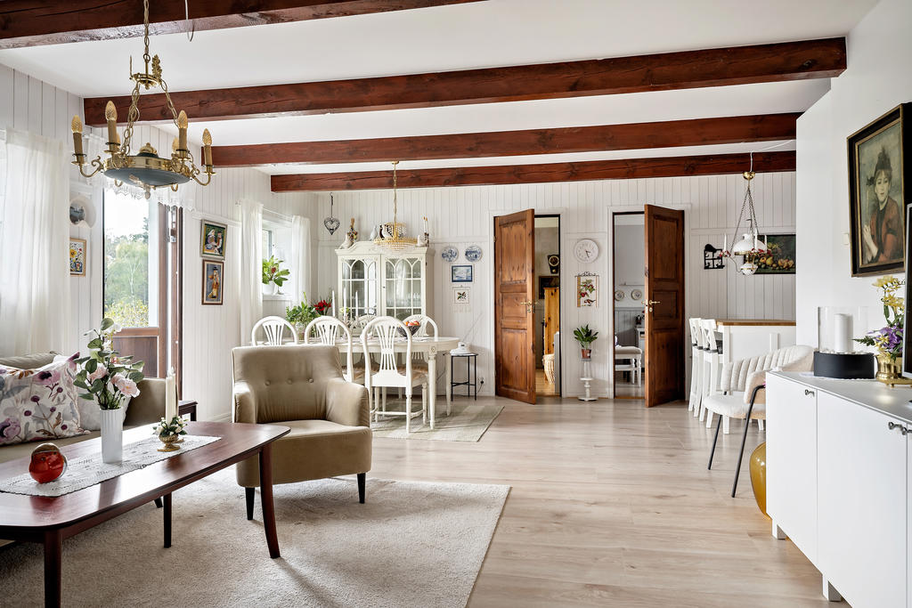 Lägenhet 1: Allrum med öppen planlösning in mot köket