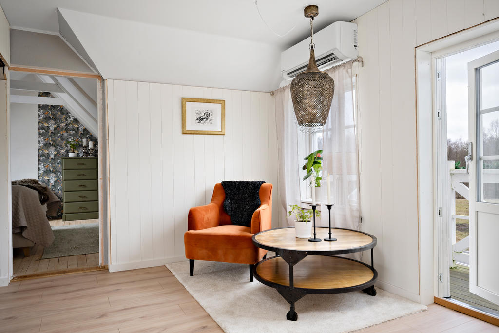 Möblerbar hall med utgång till balkongen