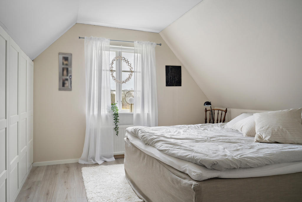 Sovrum med garderober längs med ena väggen