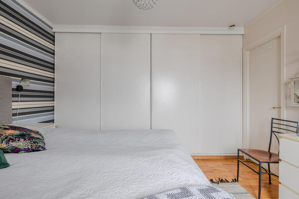 Garderob bakom skjutdörrar 