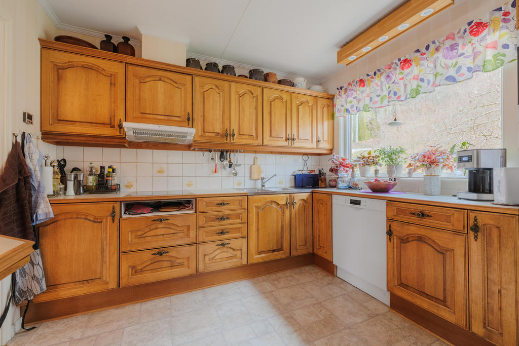 Kök utrustat med kyl/frys, inbyggnads ugn & micro, induktionshäll, fläkt  samt diskmaskin