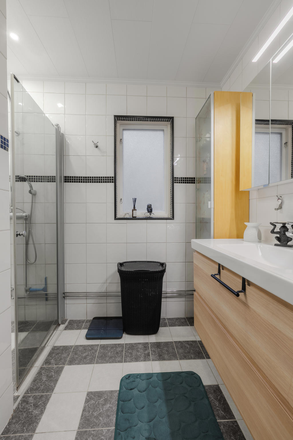 Badrum utrustat med duschplats, kommod, spegelskåp, förvaringsskåp, handdukstork samt wc 