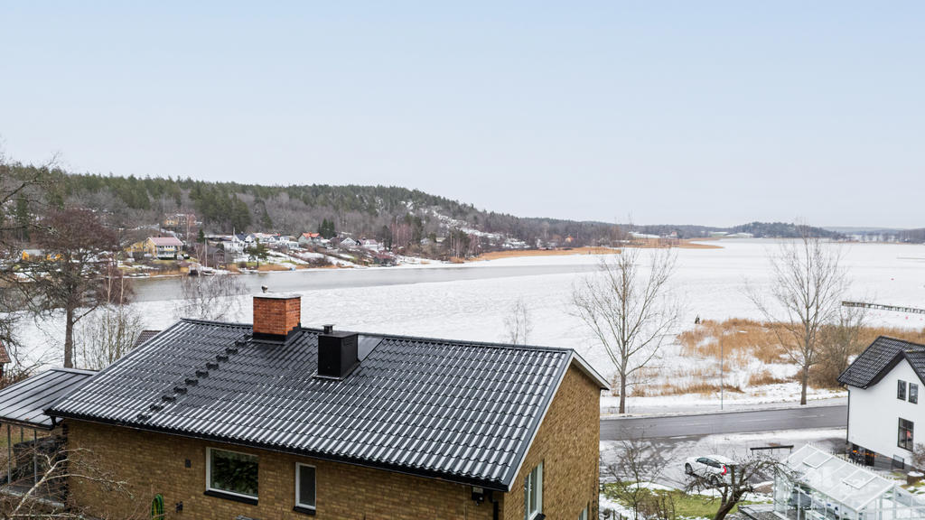 Huset värms upp via energieffektiv bergvärme vilket ger låga driftskostnader och hög komfort