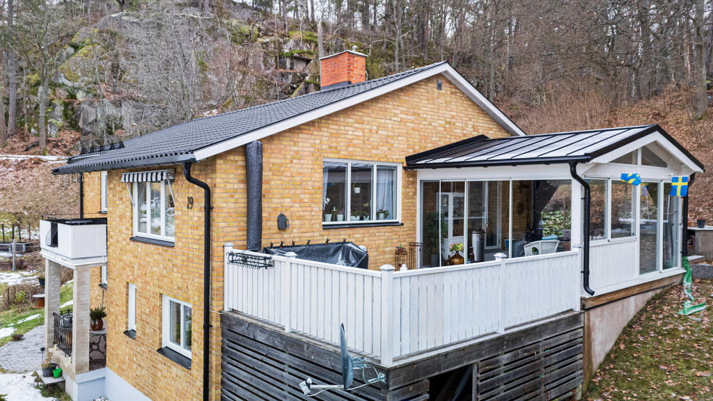 Inglasat uterum med tillhörande altandäck i härlig sydöstläge