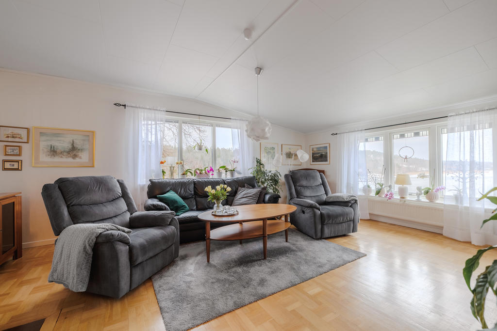 Vardagsrum med gediget parkettgolv 