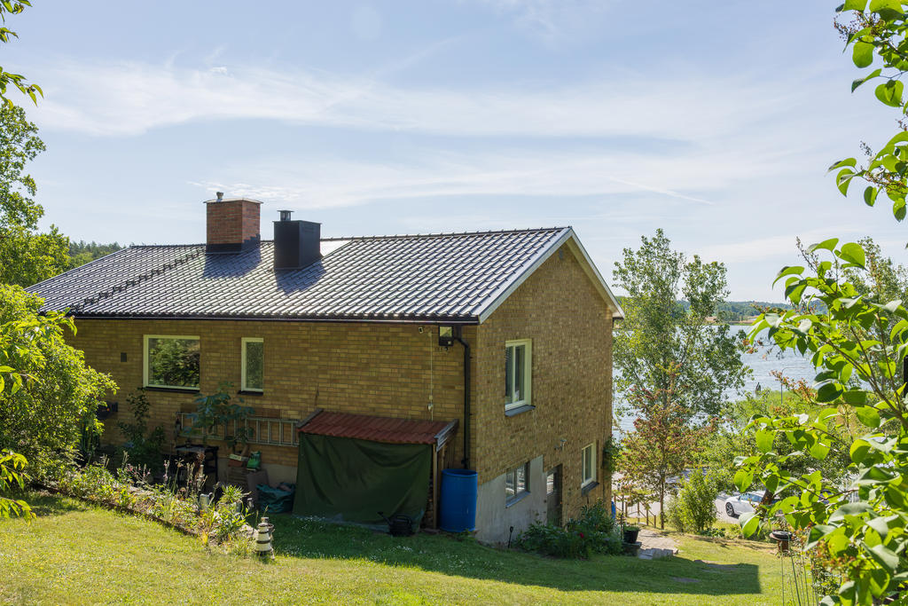 Huset värms upp via energieffektiv bergvärme vilket ger låga driftskostnader och hög komfort